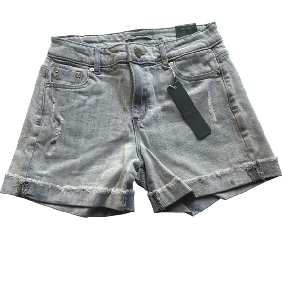 Tractr women’s Brittany Distressed Mid Rise Jean Shorts Size 00/24 NWT - Picture 1 of 9